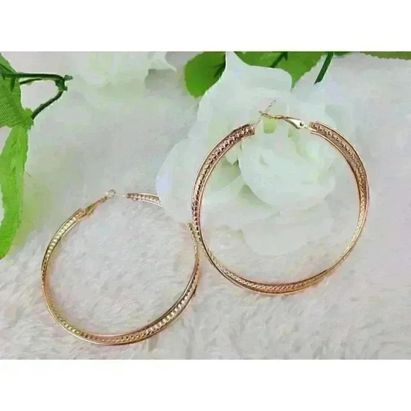 3/$25🔥Fashion Eye-catching Hoop Earrings Gold - Picture 1 of 5